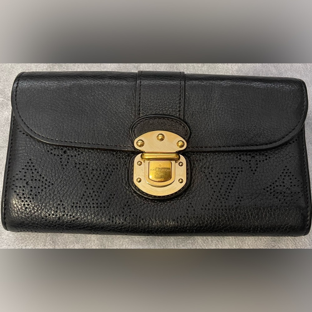 Louis Vuitton Amelia Mahina long Wallet black.